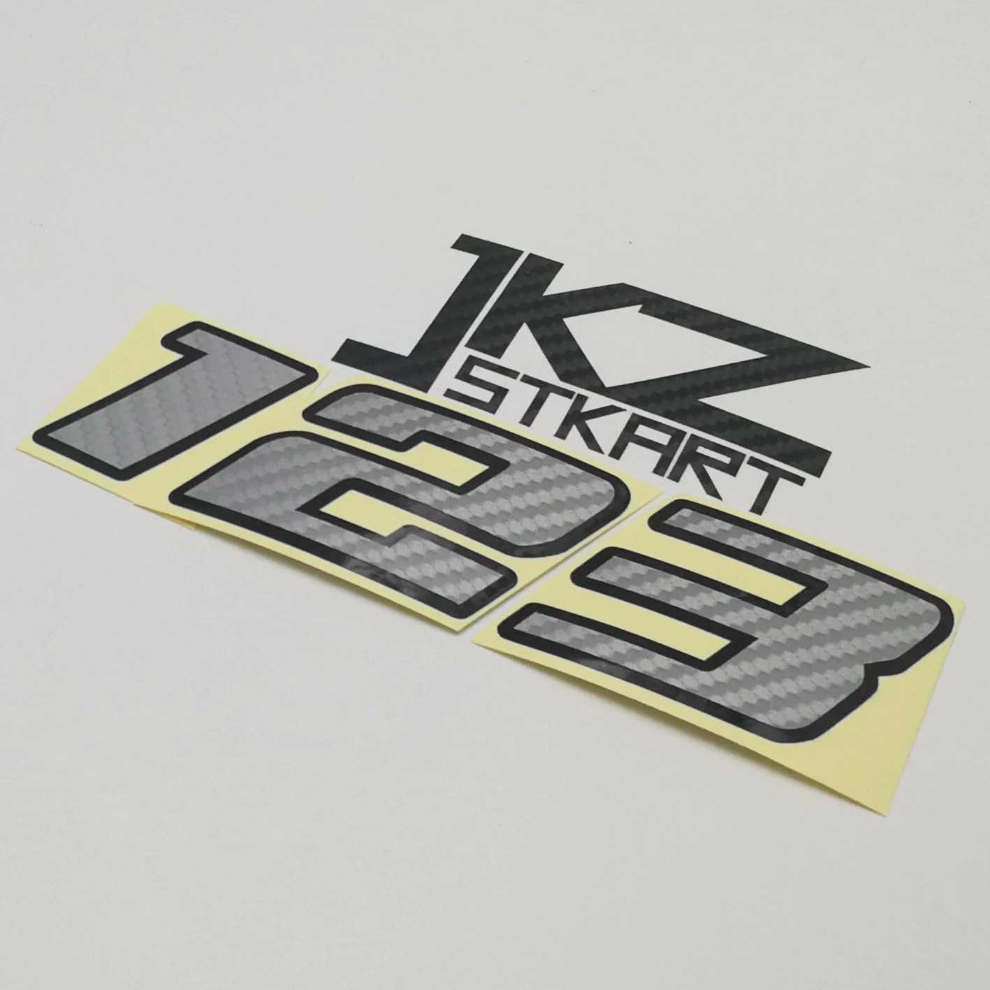 Виниловая высечка с широким шрифтом и номером гонки серебряная виниловая