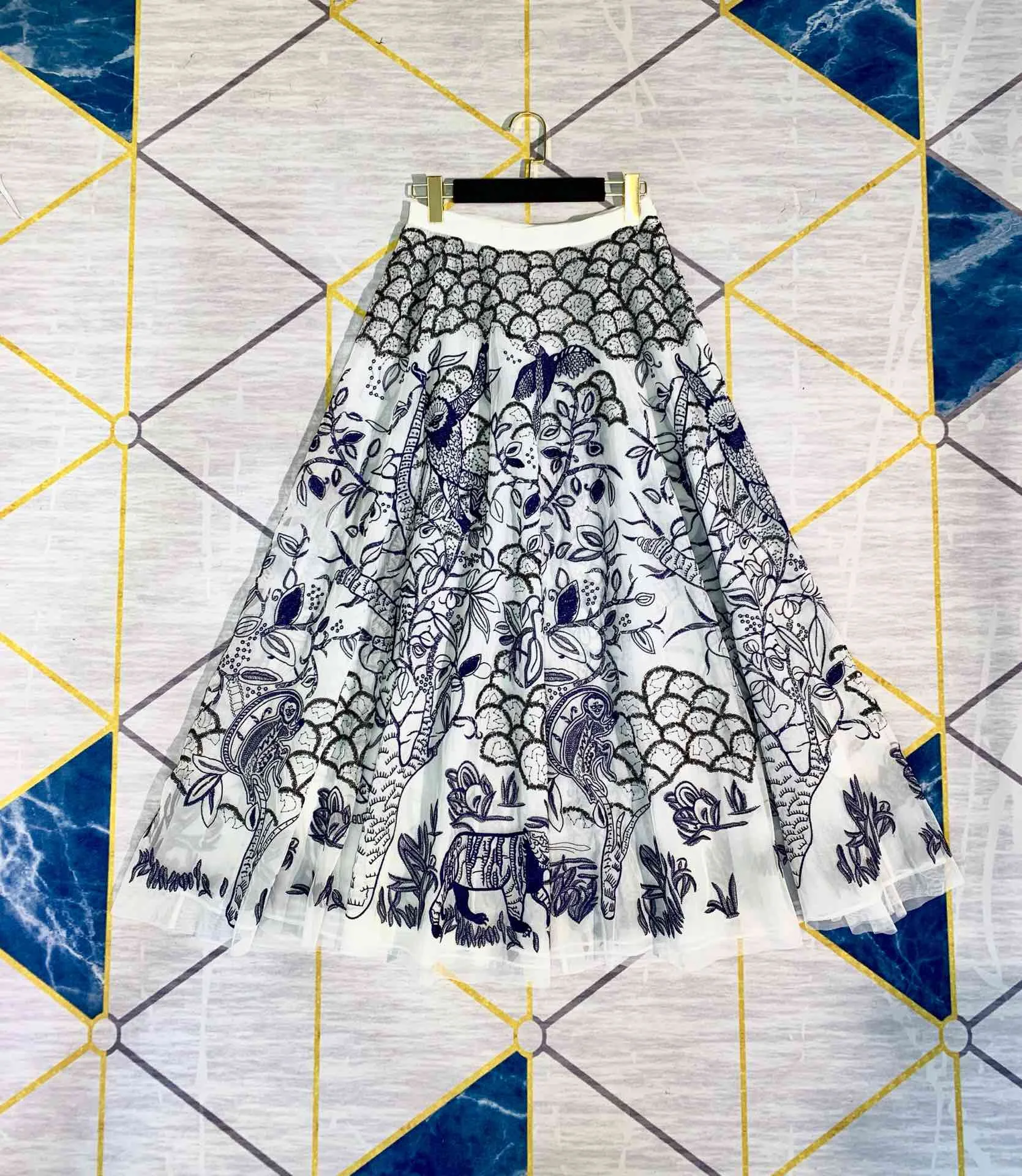 

New heavy embroidery posed a particular white gauze skirt of tall waist bust skirt