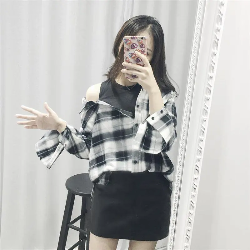 

Женская блузка в клетку с открытыми плечами и длинными рукавами