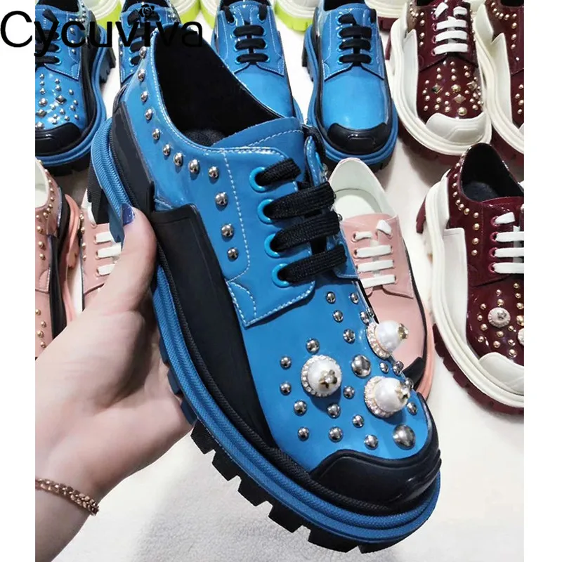 Шикарные кроссовки из лакированной кожи украшенные жемчугом Разноцветные