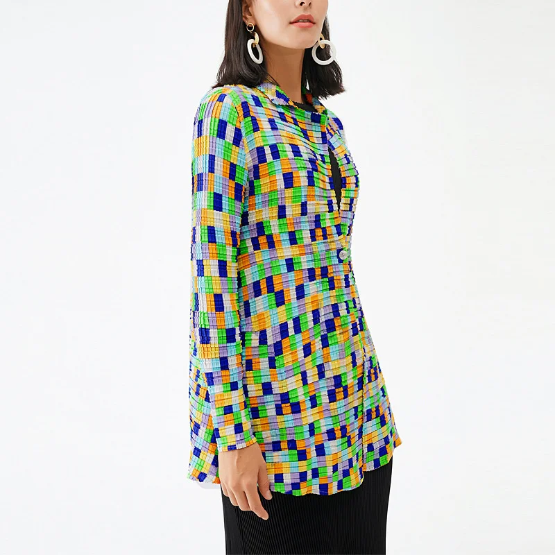 

Женская плиссированная тканевая куртка с длинным рукавом и воротником-стойкой