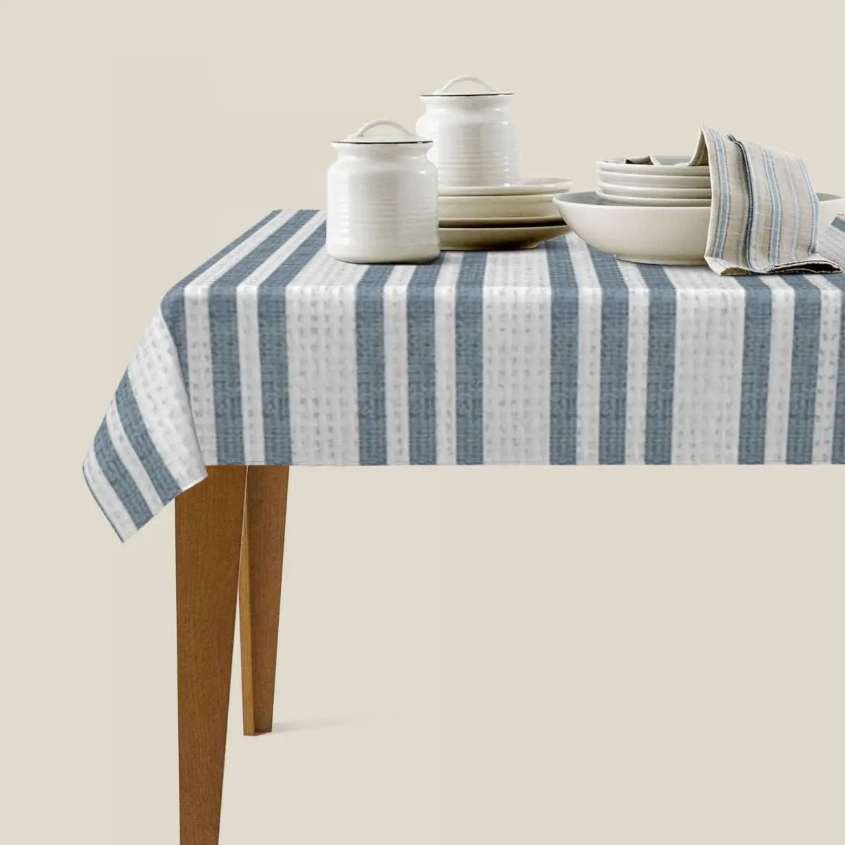 Прямоугольная скатерть в белую и синюю горизонтальную полоску домашний