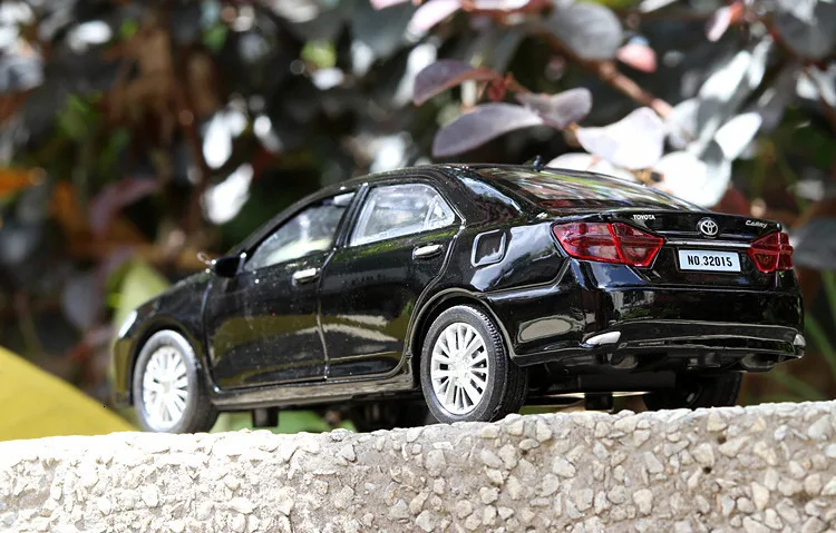 1/32 Toyota Camry, металлическая модель автомобиля, литая под давлением модель автомобиля, Игрушечная модель автомобиля со звуком, светильник, игрушки для детей