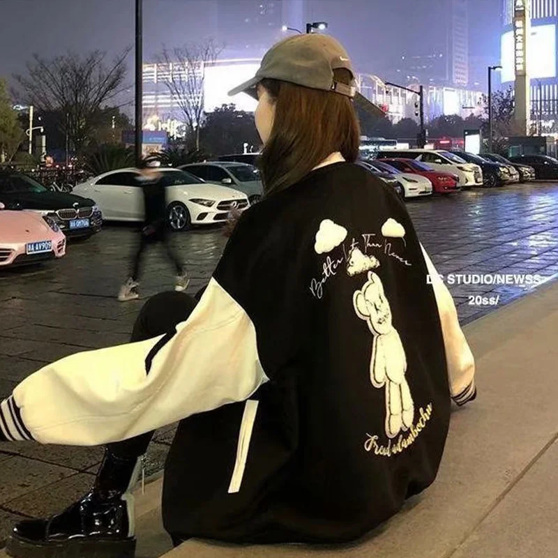 Женская неочищенная куртка с круглым вырезом и вышивкой в виде медведя | одежда