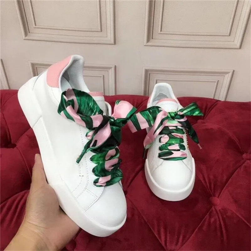

The new and fresh sneakers are made of plain white leather. The leisure and luxury fabrics are integrated, and the metallic deta