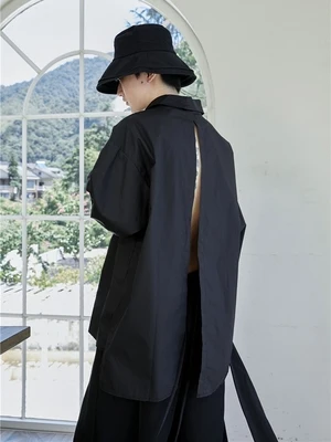 Новая Осенняя коллекция-это небольшая черная рубашка на пуговицах по