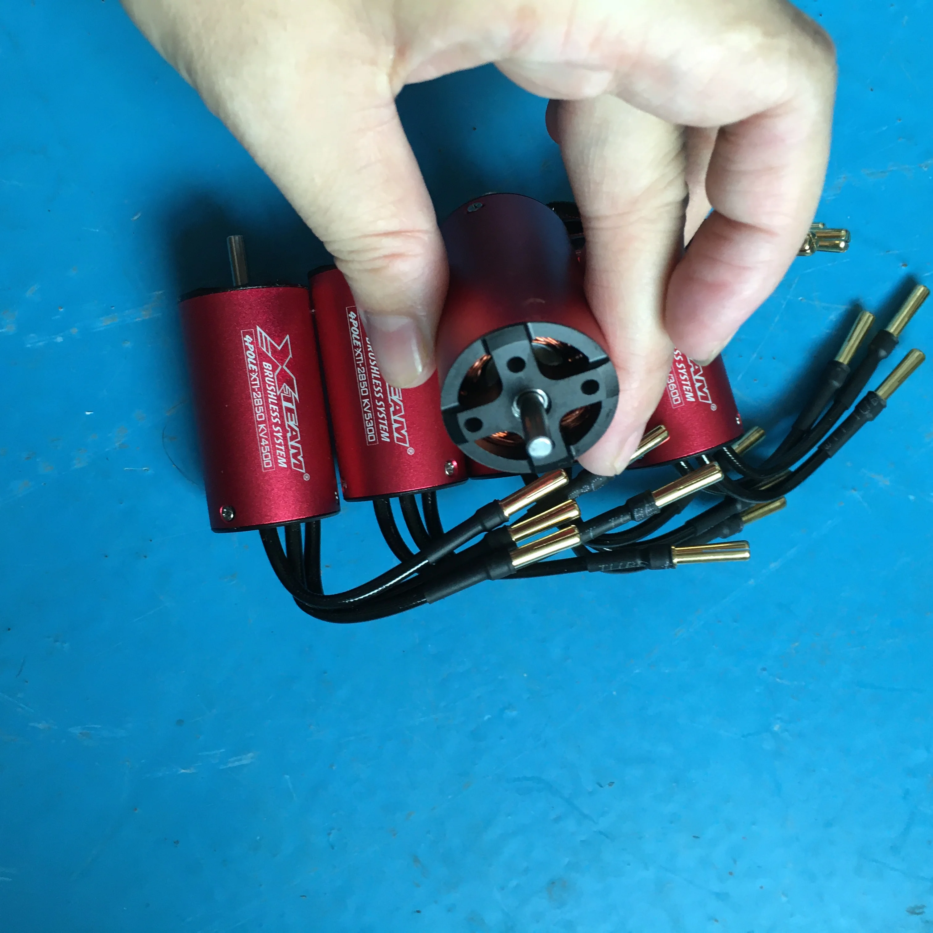 Установка 4-полюсного бесколлекторного двигателя X-TEAM XTB 2850 5300кв 4500кв 3800кв 3600кв