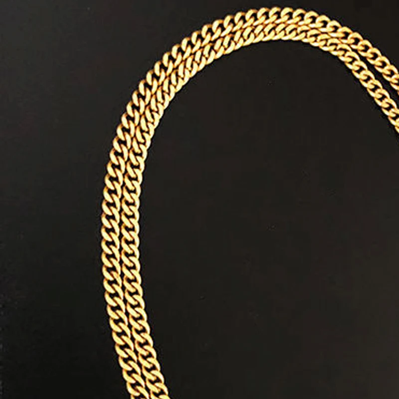 

Old craftsmanship and new necklaces match popular fashion and luxury