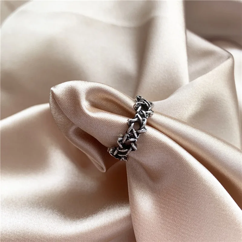 Характерное восстанавливающее старинное кольцо с шестиконечными звездами