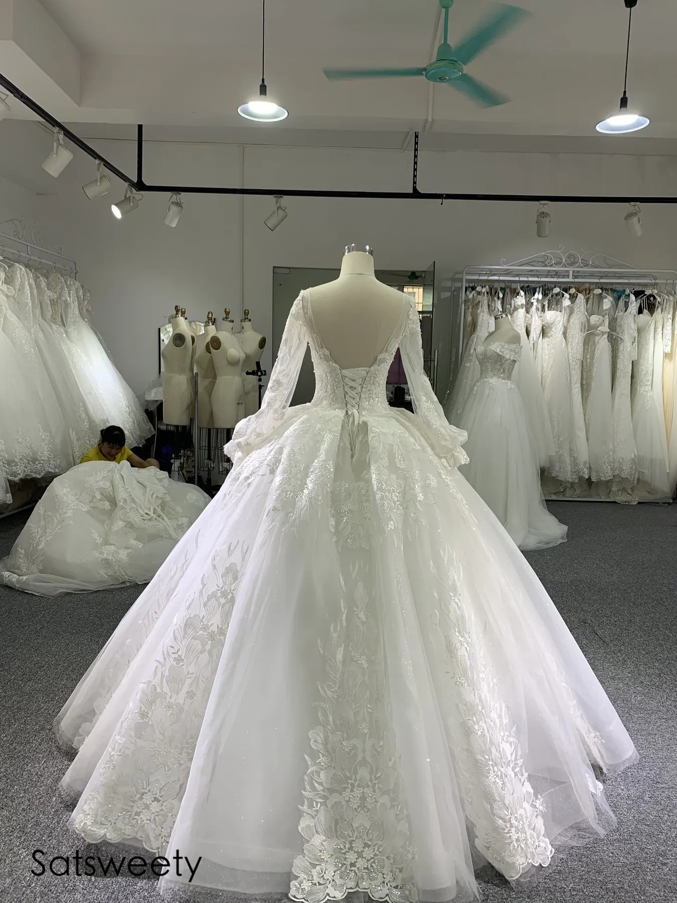 Luxury Beaded Wedding Dress 2021 Shiny Ball Gown Long Sleeves Bridal Dresses Customized Vestido de Noivas