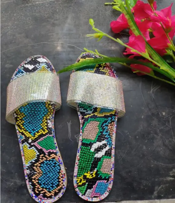 2020 Модные женские сандалии Обувь под змеиную кожу Блестящие стразы слипоны