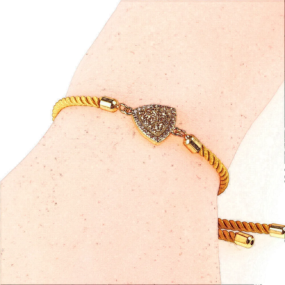 Женский треугольный браслет с фианитами красный на запястье украшенный