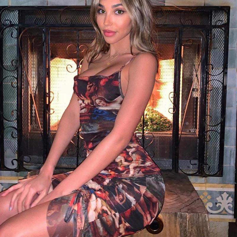 Женское облегающее платье с оборками на Подоле и открытой спиной без бретелек |