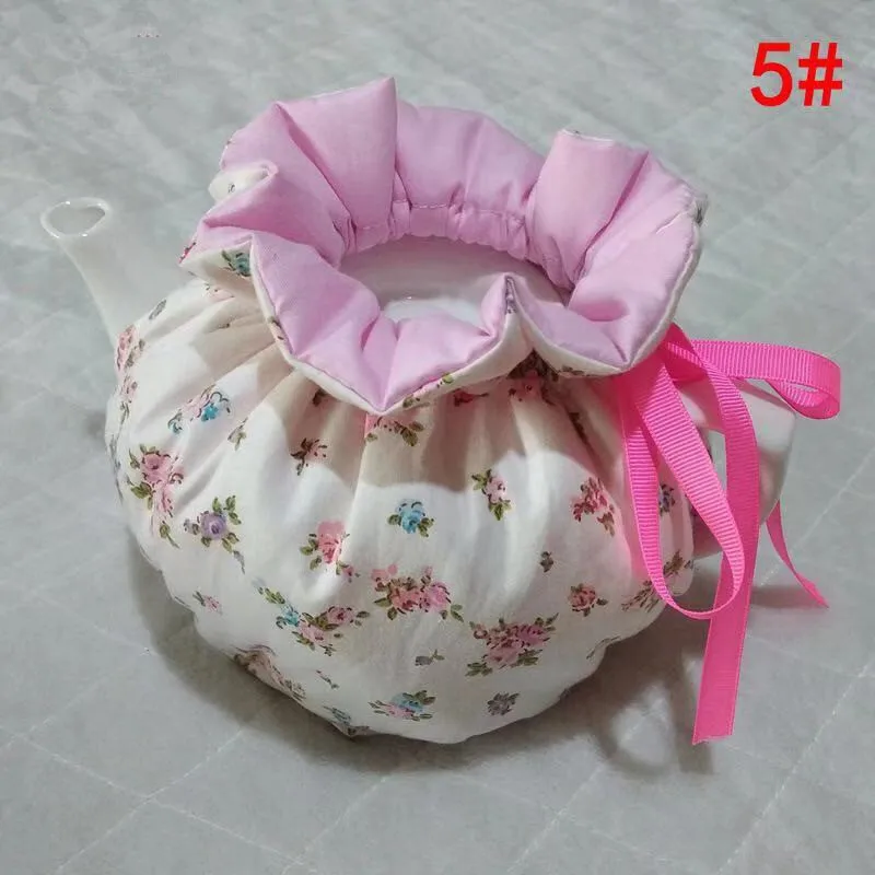 Домашний чайник с белой цветочной розовой лентой в французском стиле