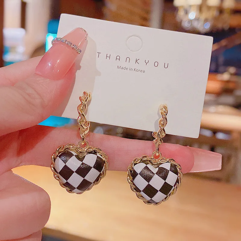 

Silver Needle Niche Design Peach Heart Earrings Temperament Simple Drip Glaze Black Love Checkerboard Lattice Earrings Female