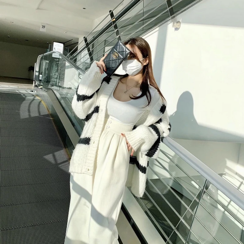 

Miss Don't Korean Dongdaemun Autumn and Winter Contrast Color Black and White Horizontal Stripes V-neck Lazy and Loose Knitted