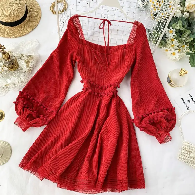 Женское платье с квадратным вырезом красное рукавами фонариками в французском