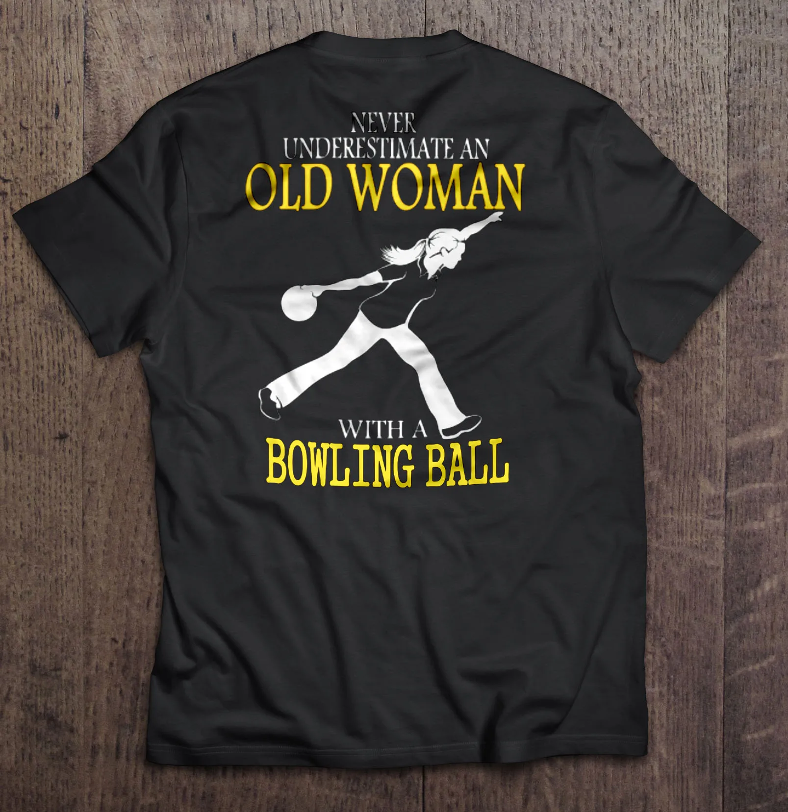 Never Underestimate An Old Woman With A Bowling Ball T-Shirts Мужская одежда