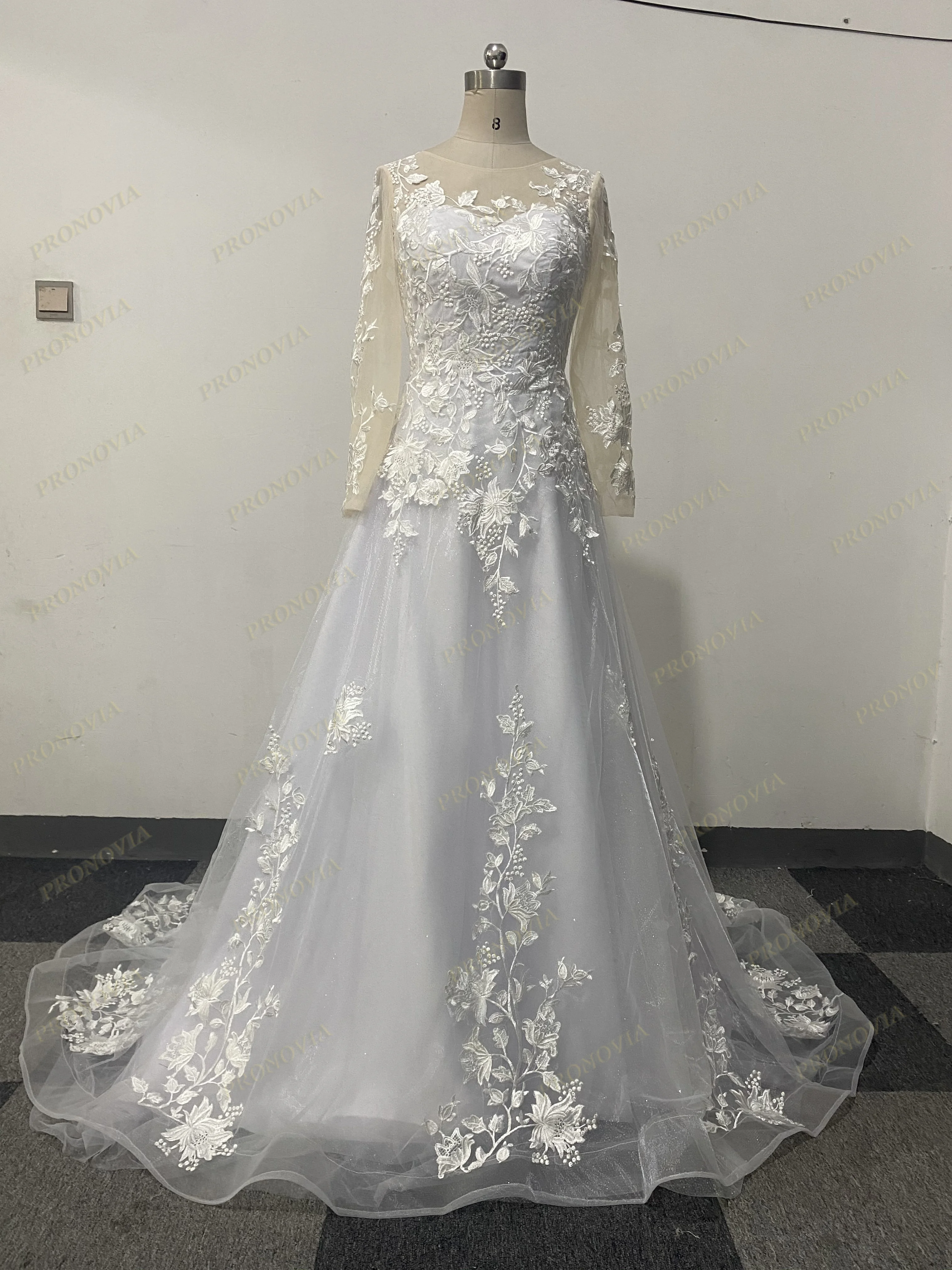Кружевное свадебное платье с аппликацией из блестящего тюля длинными рукавами и