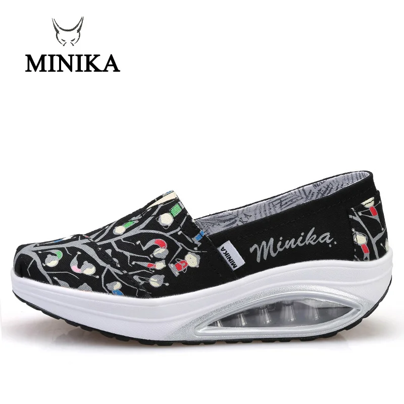 Женские спортивные туфли Minika синие парусиновые на танкетке для фитнеса