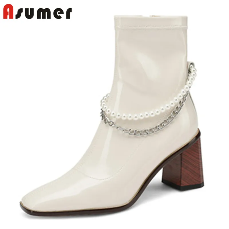 

Женские ботильоны из лакированной кожи, на высоком каблуке, с жемчужной цепочкой и квадратным носком