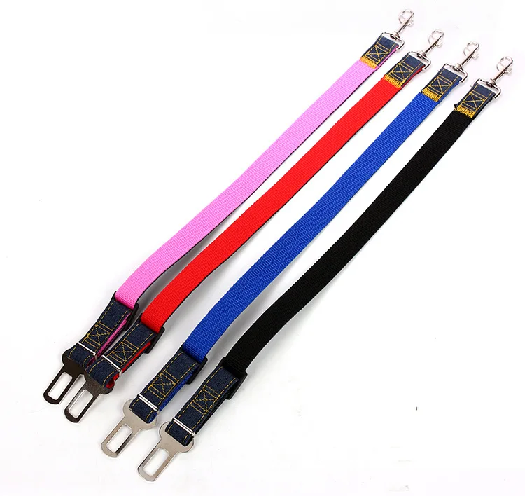 Кота собаки любимчика ремень безопасности щенок автомобильного ремня держать