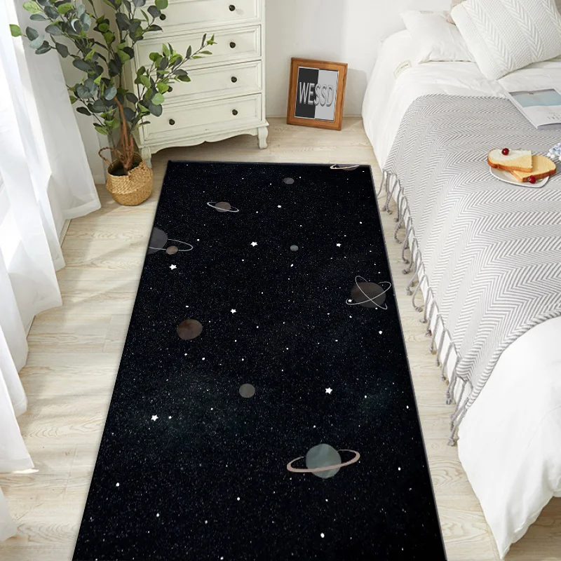 

Мультяшный коврик для детской комнаты, черный прикроватный коврик с планетами Вселенной, мягкий фланелевый нескользящий напольный коврик ...