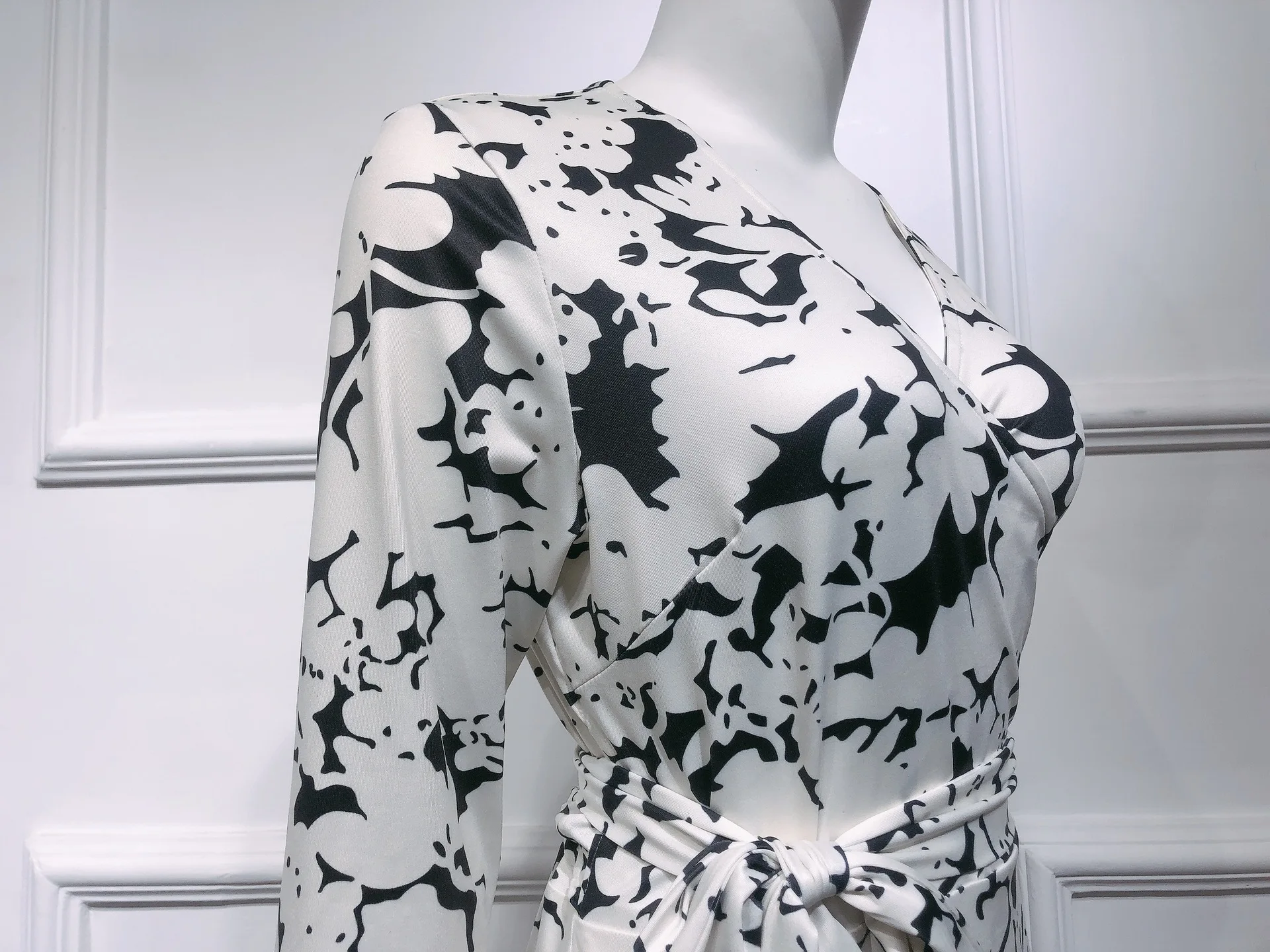 

Milk Fiber Wrap Dress Women Sexy Slim Bodycon Dress 2020 New V-neck Three Quarter Sleeve Sash Midi Dress Ladies Print Vestidos