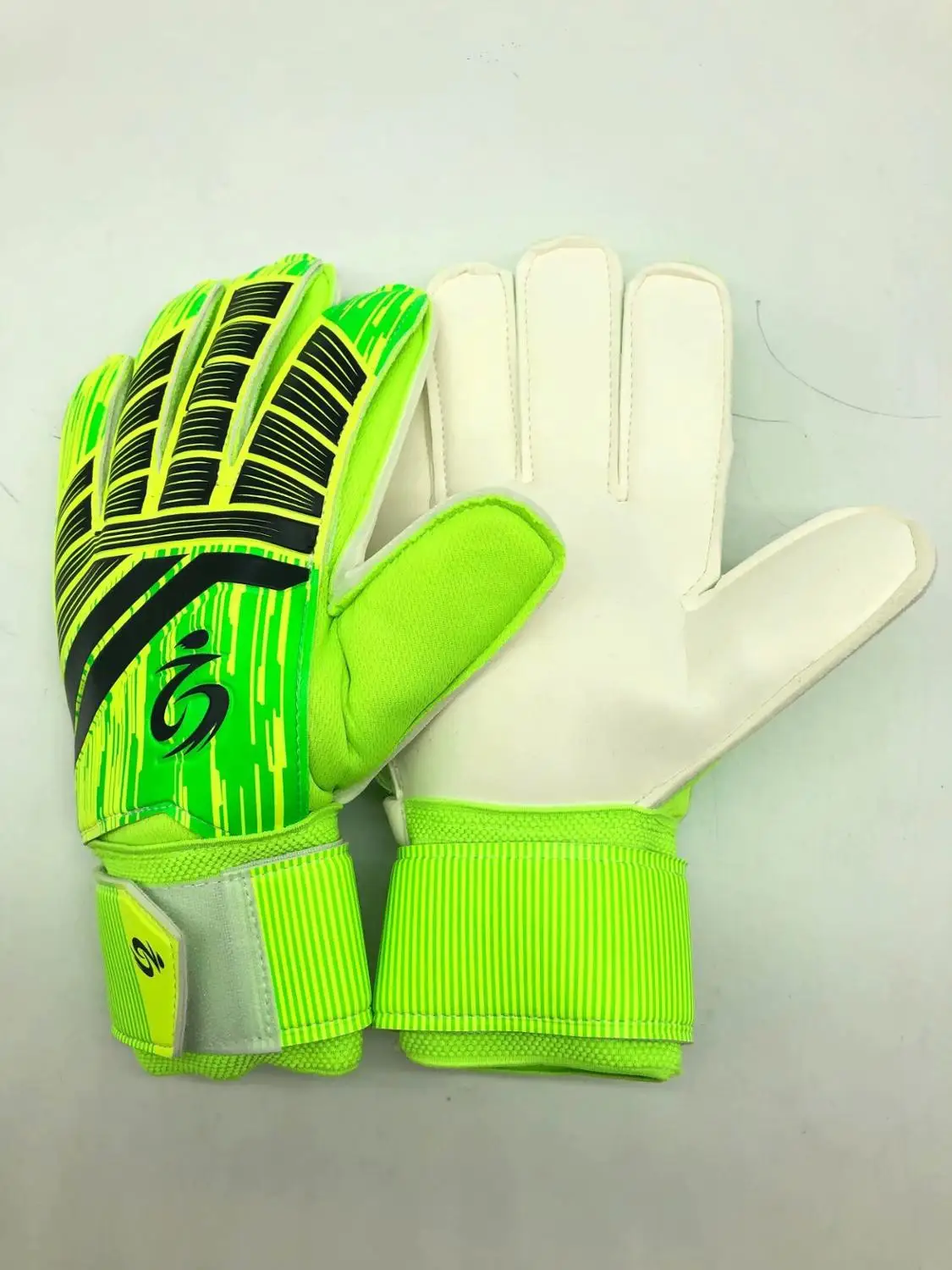 Профессиональные перчатки вратаря из плотного латекса с защитой 5 пальцев для