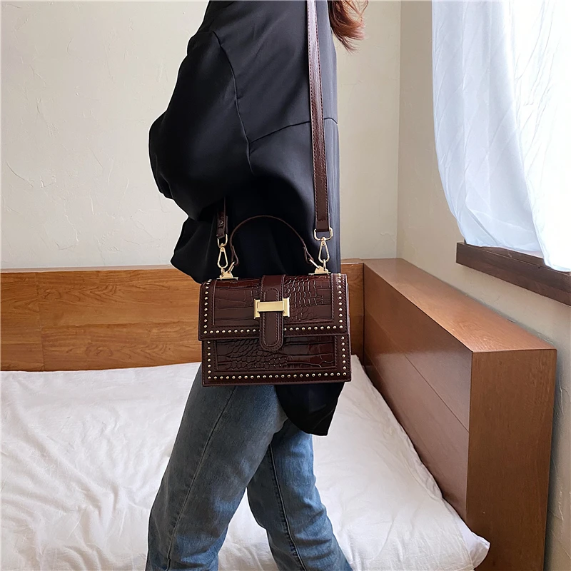 Маленькая женская сумка через плечо модная маленькая однотонная Сумочка на в