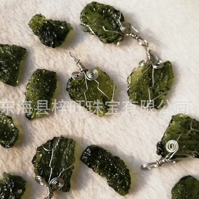 Фото Горячие продажи A ++ натуральный зеленый Аэролит Moldavite кристалл камень кулон энергия apotropaic4g-6g/Лот + бесплатная веревка уникальное ожерелье №5