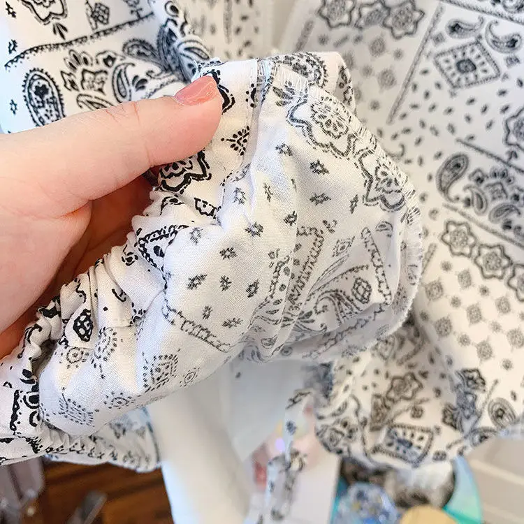 

Design Sense Small Loose Black and White Retro Printed Hooded Shirt Cardigan Sunscreen Shirt