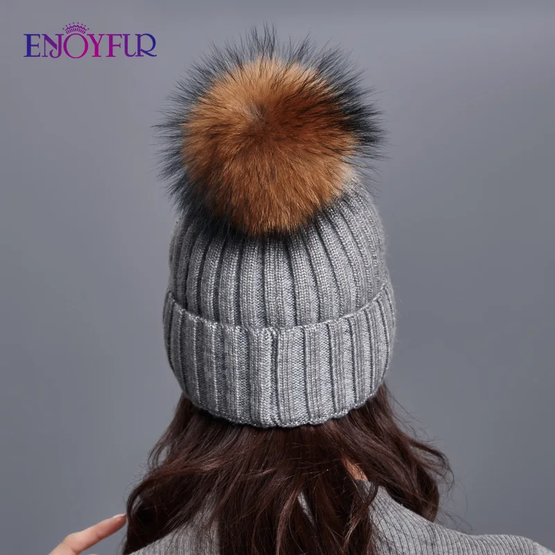 Enjoyfur Мода енота Мех Pom Hat Женский Кашемир Для женщин зимние Шапки с Стразы указал вязаная шапка для девочек Кепки Beanie