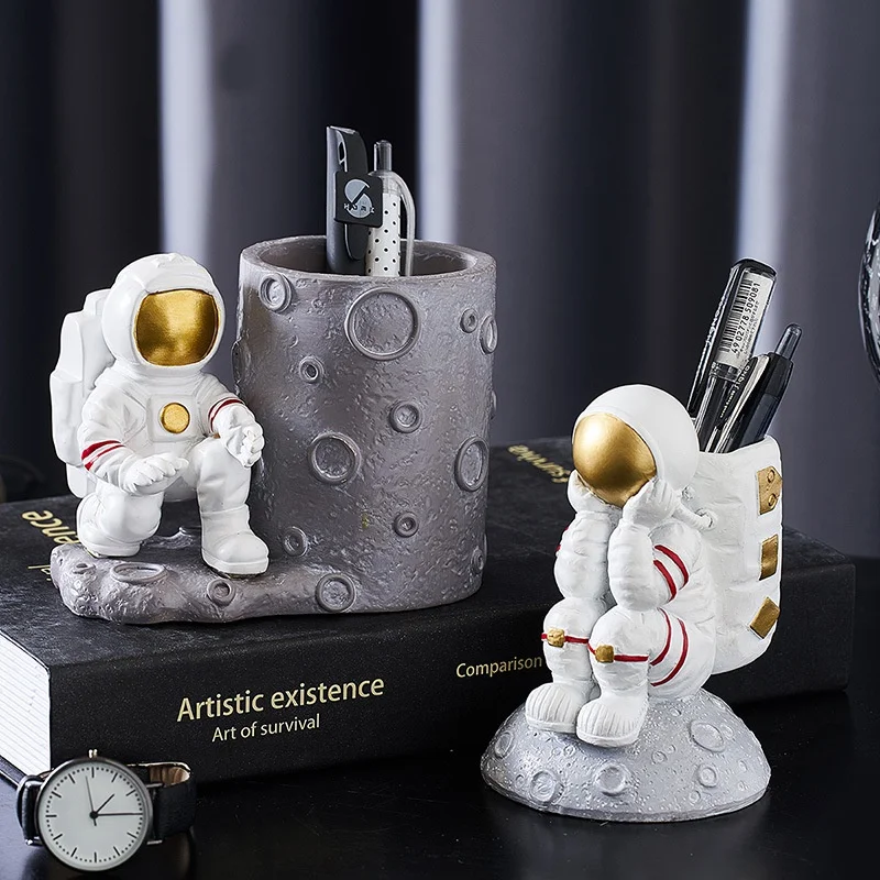 

Wind Astronaut Spaceman Pen Holder Office Desk Computer Desktop Multi-function Decorative Storage Ornaments