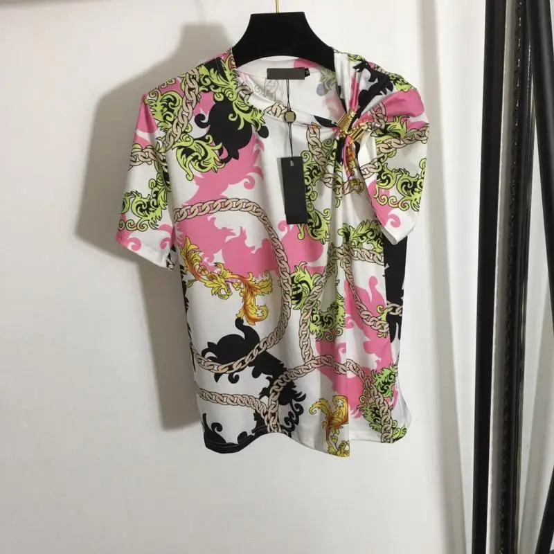 

Luxury Metal Button Retro Print Short Sleeve 2Xl Puls Size T-Shirt Irregular Neckline Designer Summer Ladies Top Clothing 2021
