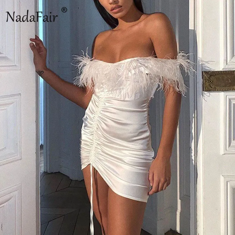 Женское платье Nadafair с мехом и перьями открытыми плечами на завязках рюшами для