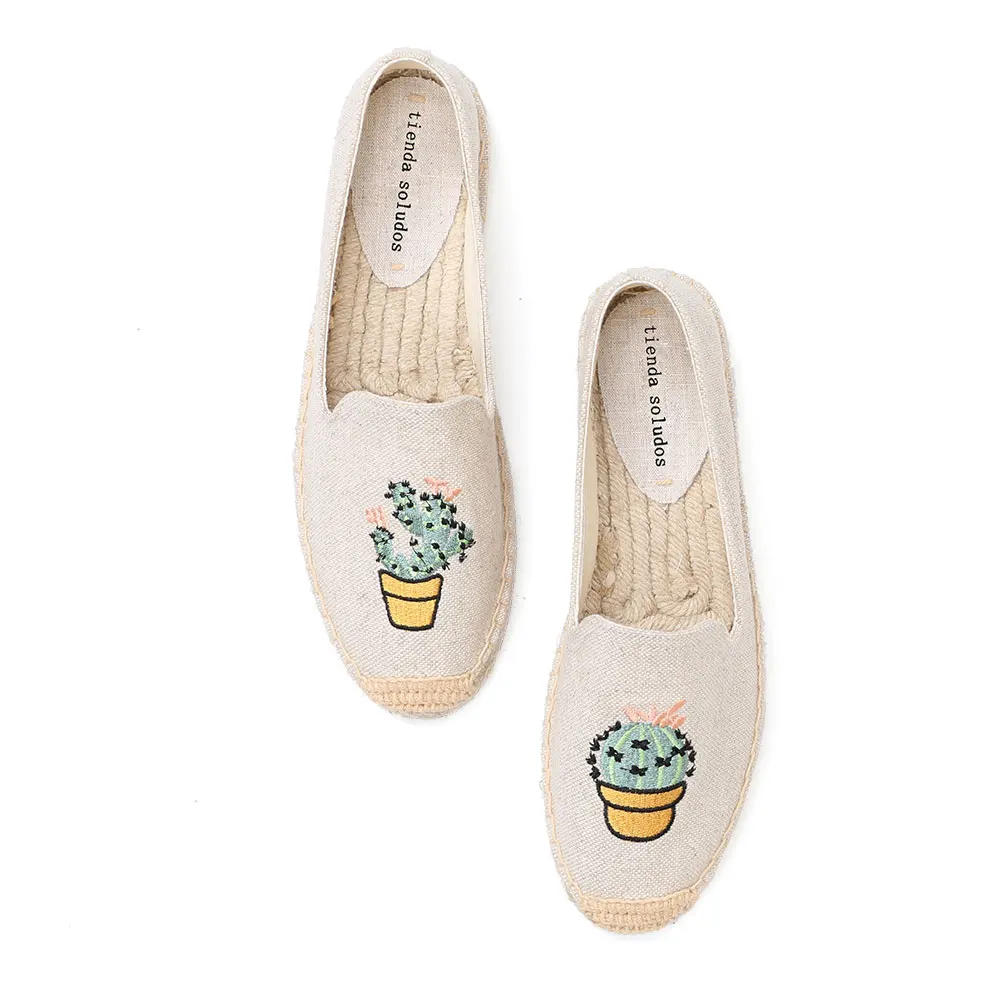 Женские кроссовки на платформе классические плоской подошве с вышивкой