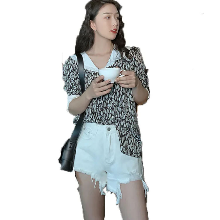 

2021 summer new Korean retro Hong Kong Style loose design V-neck slim foreign style Quarter Sleeve Shirt