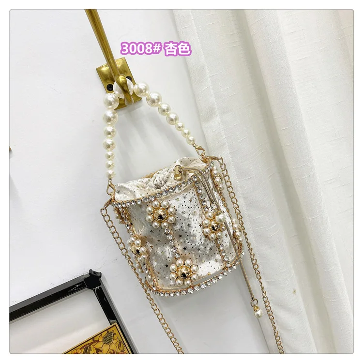 Роскошные свадебные туфли с отделкой жемчугом и прозрачными стразами ручка