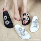 Тапочки Koovan Стразы 2021 на наклонной подошве женская летняя одежда 2020 новые стильные модные тапочки с ПВХ Подошвой