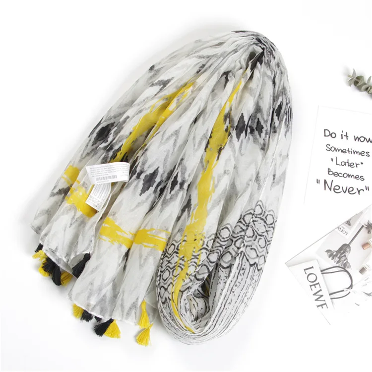 

2020 summer popular sunscreen silk scarf Ethnic style print beach towel women seaside tassels shawl winter cotton and hemp scarf