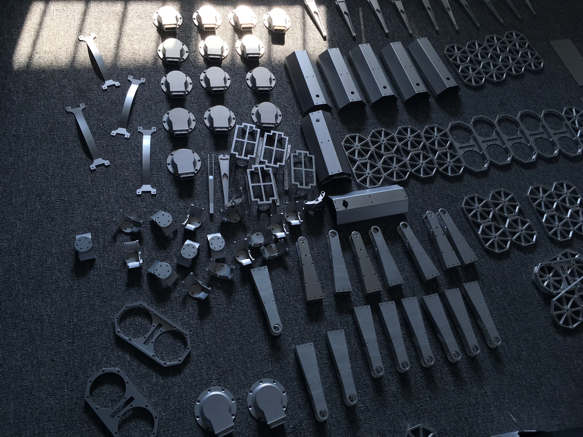 Разработанный на основе MIT cheetah четвероногое робот электрического привода MIC 01P