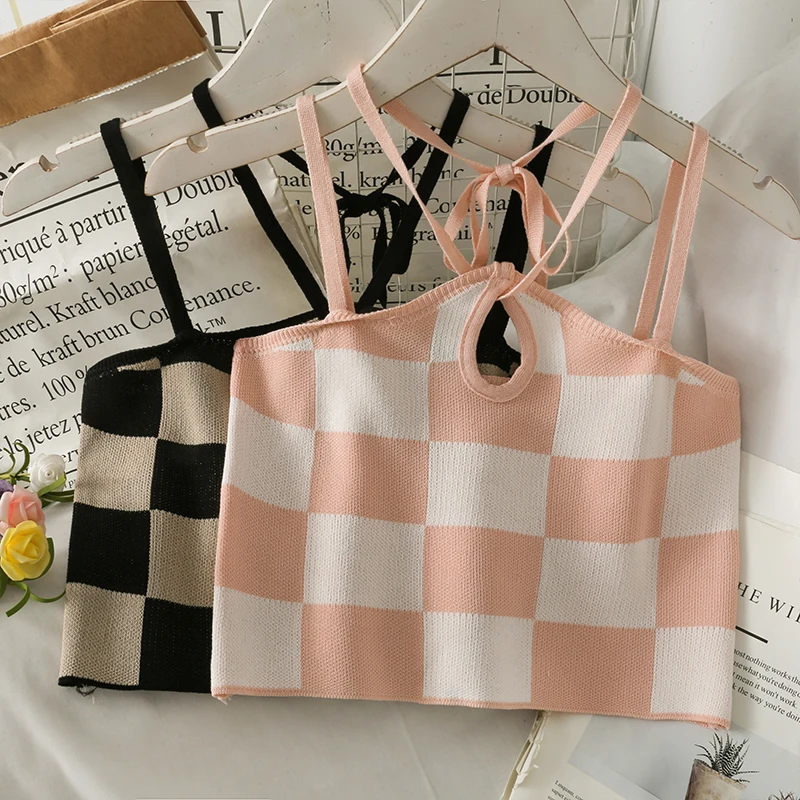 Короткий вязаный клетчатый топ с вырезом лодочкой и лямкой на шее женская летняя