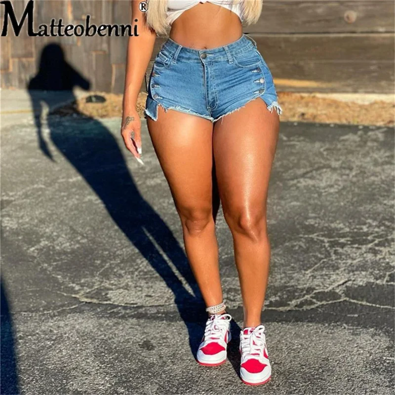 Женские джинсовые шорты с разрезами по бокам привлекательные облегающие из