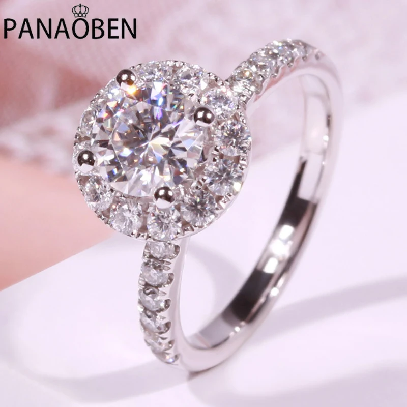 

Женское кольцо из серебра 925 пробы с бриллиантами в четырех каратах