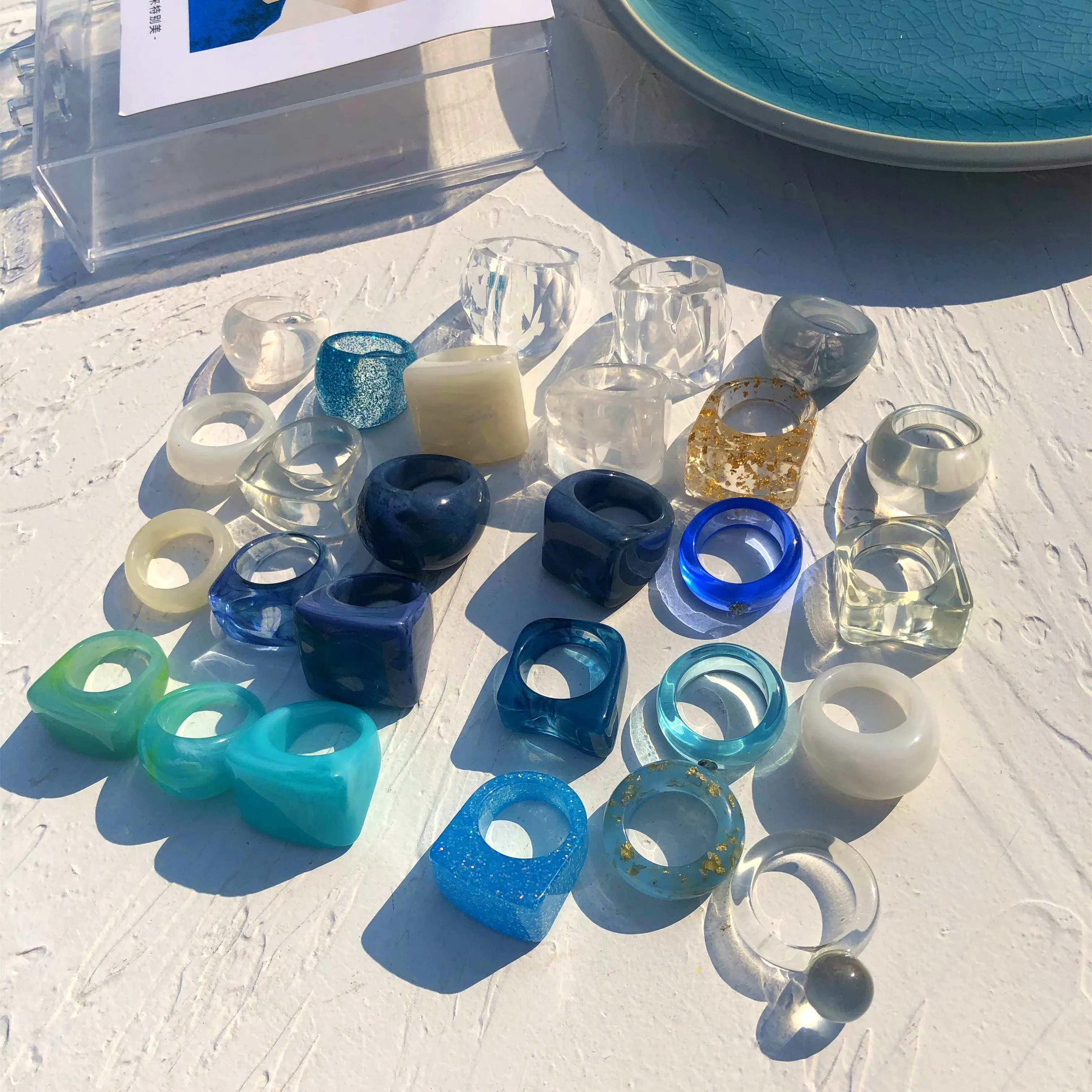 Комплект колец из прозрачного акрилового каучука с синими геометрическими