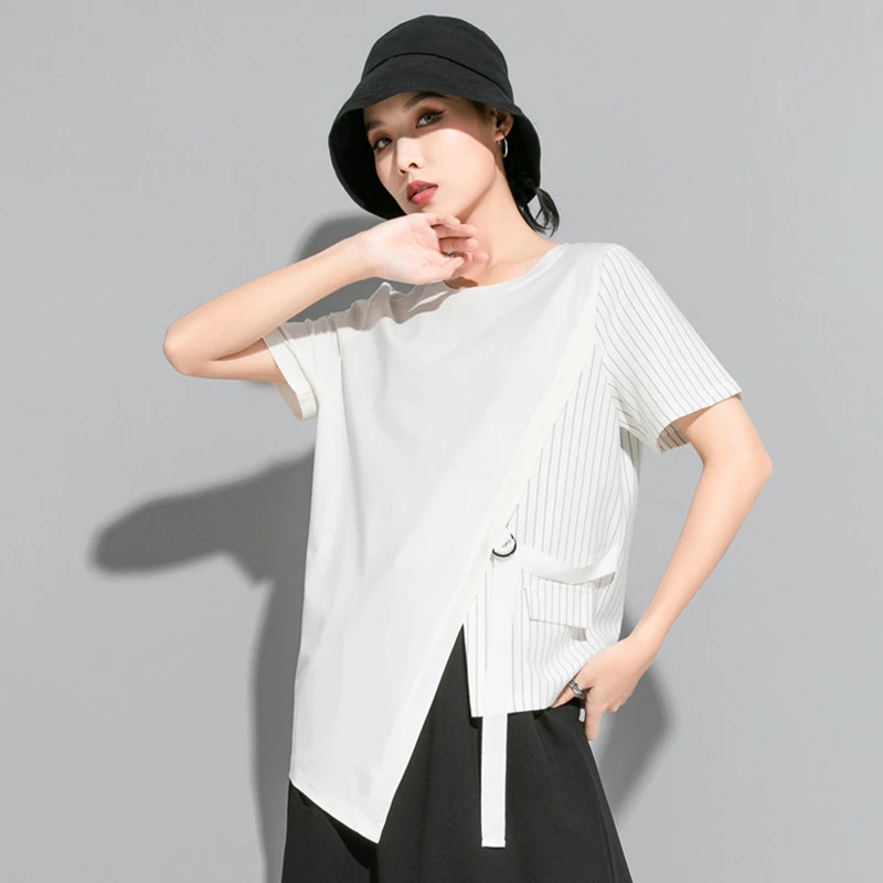 Женская Асимметричная футболка с разрезом черная Повседневная в полоску