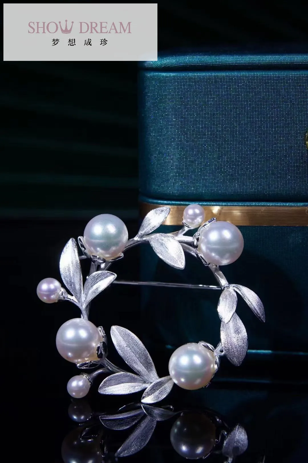 

Женское серебряное украшение в стиле ретро