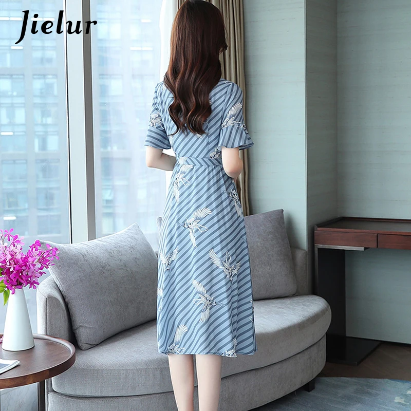 Женское платье в полоску с V-образным вырезом цветочным принтом и оборками |