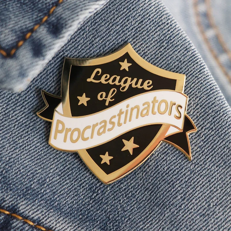 Брошь HEYu ювелирный щит значок Лига прокрастинаторов заколки модная